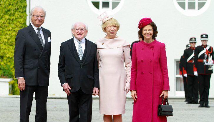 Kungaparet tillsammans med president Michael D. Higgins och hans hustru Sabina Higgins.