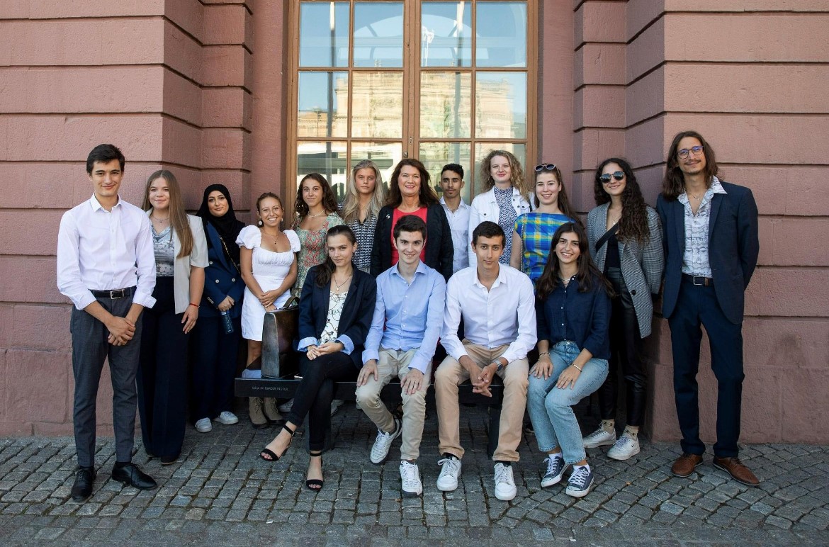 Les 15 lauréats Young Courage Award avec la ministre des affaires étrangères suédoise Ann Linde.
