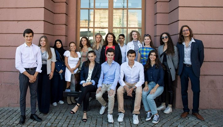 Les 15 lauréats Young Courage Award avec la ministre des affaires étrangères suédoise Ann Linde.