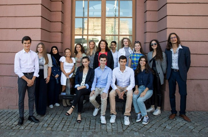 Les 15 lauréats Young Courage Award avec la ministre des affaires étrangères suédoise Ann Linde.