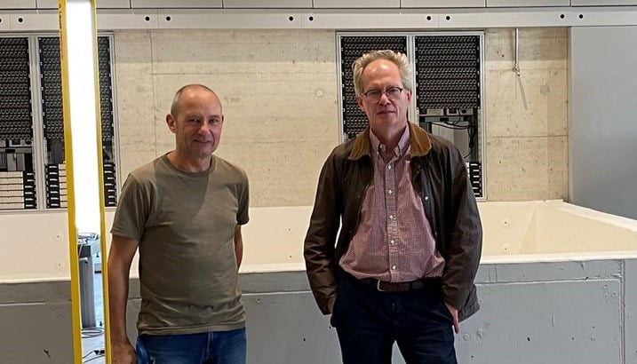 Professor Johan Robertsson (right) with engineer Christoph Bärlocher in the laboratory at ETH in Dübendorf, Zürich.