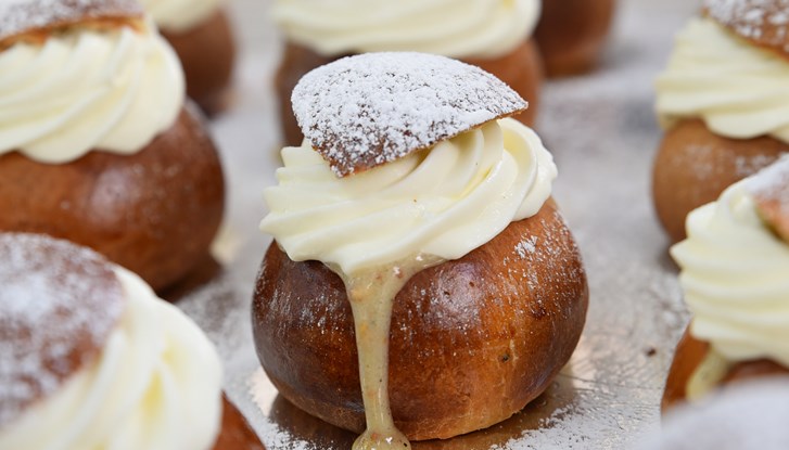 Des brioches "semla" remplies avec de la crème chantilly et de la pâte d'amande