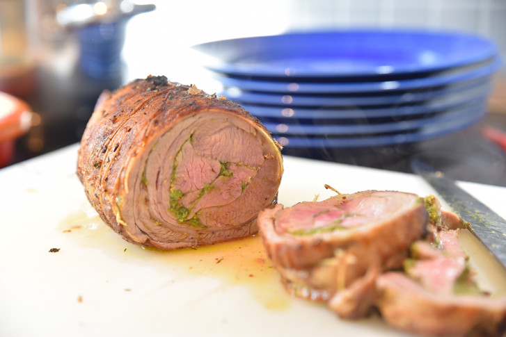 Agneau de Pâques sur une planche à couper.