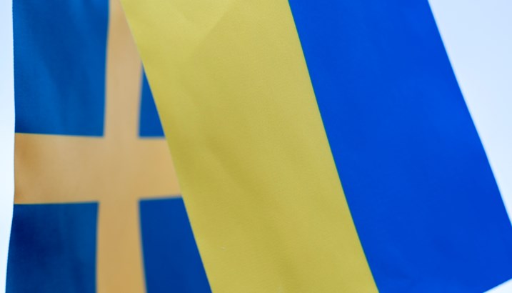Les drapeaux ukrainiens et suédois