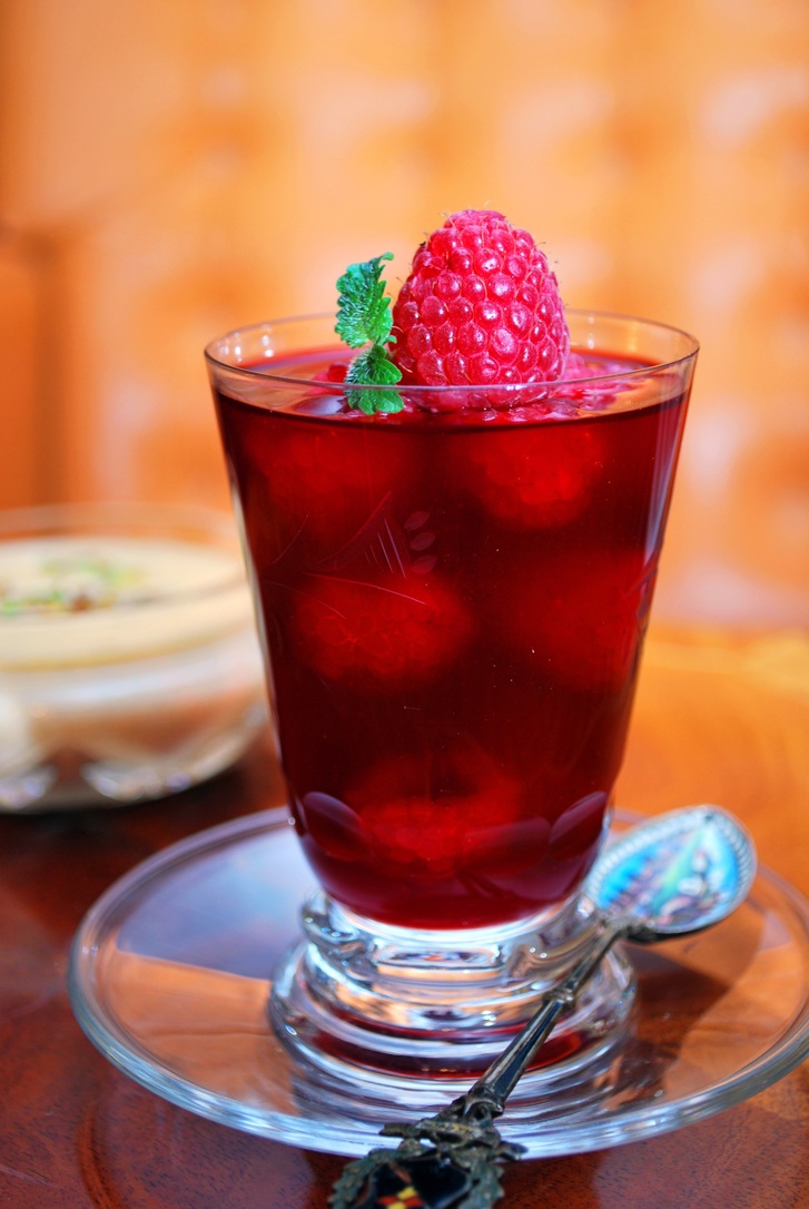 Un verre avec du gelée de framboise.