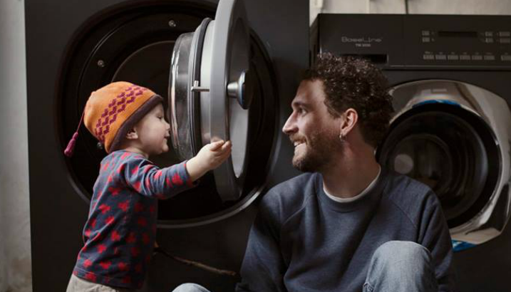 Criança e Pai numa lavanderia