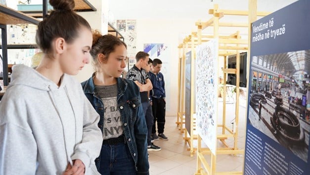 Photo of youth looking at exhibition in Lezha