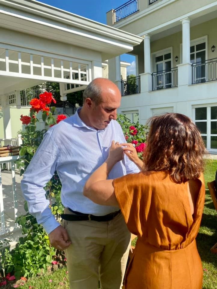 Ambassodor Elsa Håstad, pining the medal on Bashkims shirt.