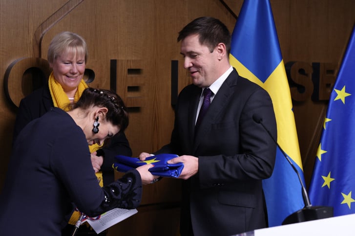 Photo of Ambassador taking over the EU flag