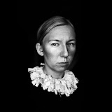 En svartvit bild på artisten Fågelle.