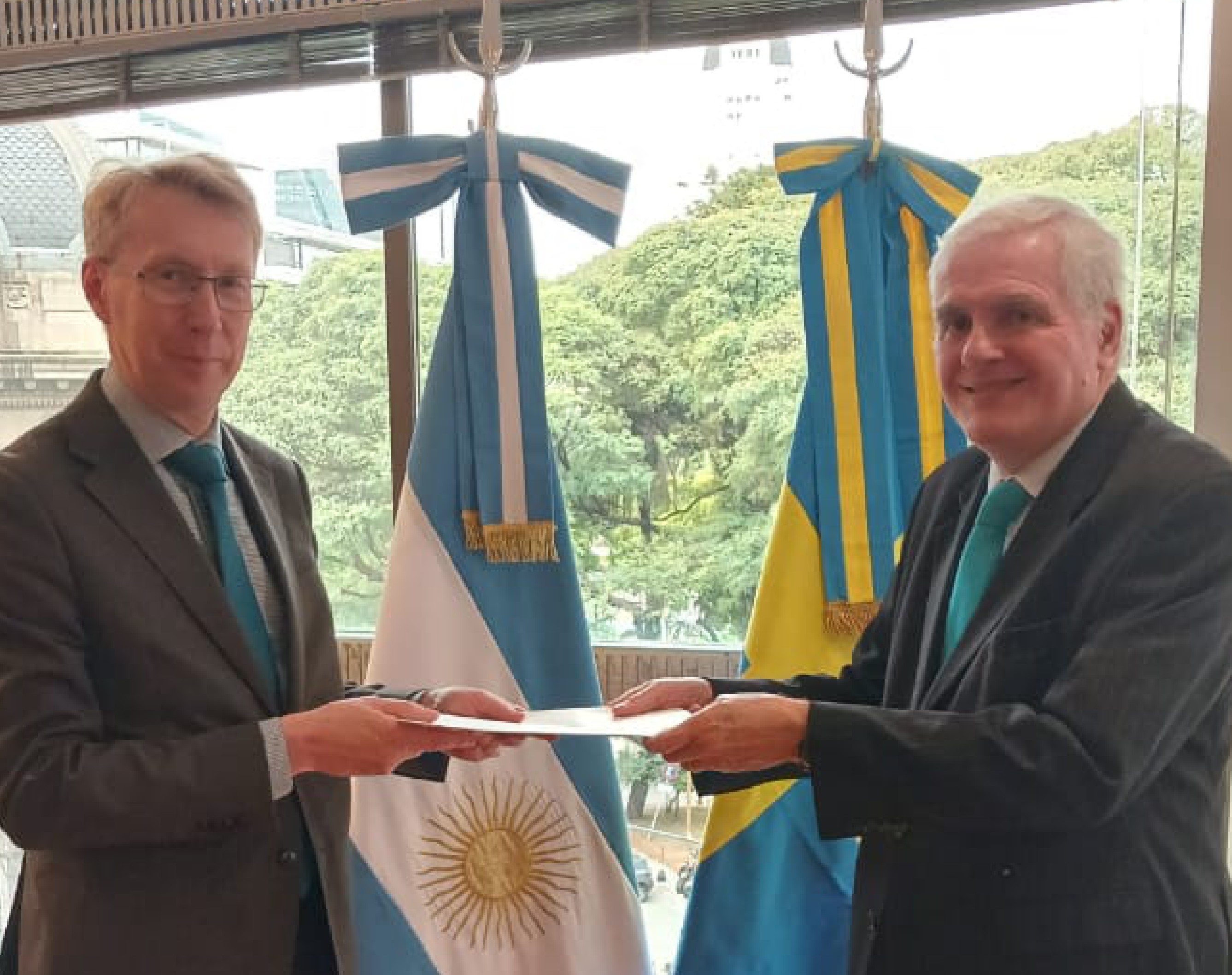 Ambassadör Torsten Ericsson överlämnar kopiorna på sina kreditivbrev till protokollchef Alberto Trueba