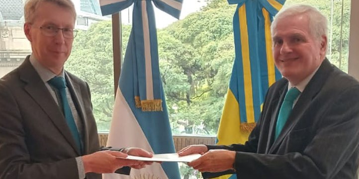 Ambassadör Torsten Ericsson överlämnar kopiorna på sina kreditivbrev till protokollchef Alberto Trueba