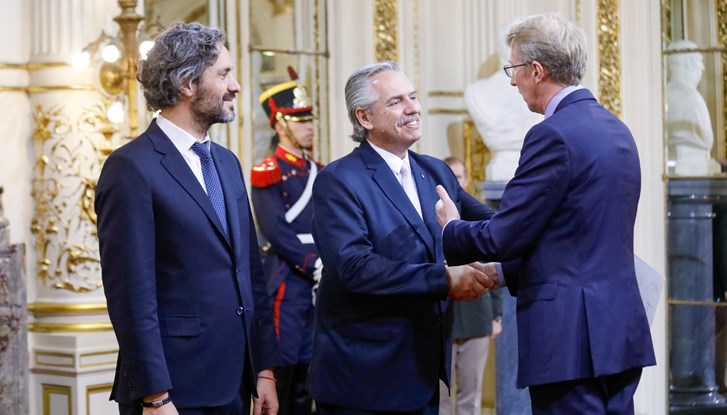 El Embajador Torsten Ericsson saluda al Presidente de la Nación Alberto Fernández. A su lado está el Ministro de Relaciones Exteriores, Santiago Cafiero.