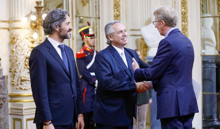 El Embajador Torsten Ericsson saluda al Presidente de la Nación Alberto Fernández. A su lado está el Ministro de Relaciones Exteriores, Santiago Cafiero.