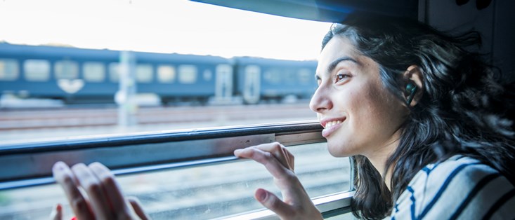 Kvinna i ett tågfönster