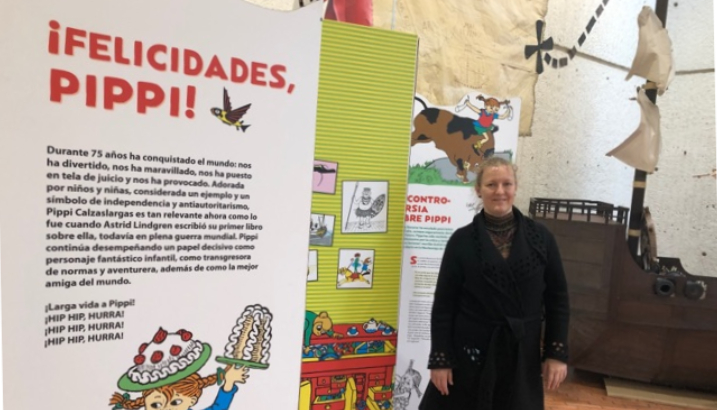 Embajadora de Suecia Helena Storm con la exhibición de Felicidades Pippi