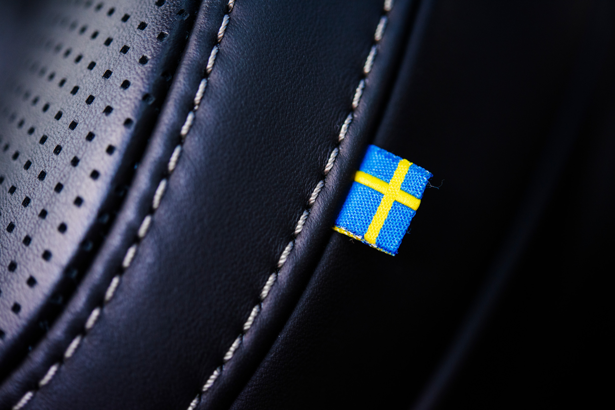 Närbild på produkt med svensk flagga.