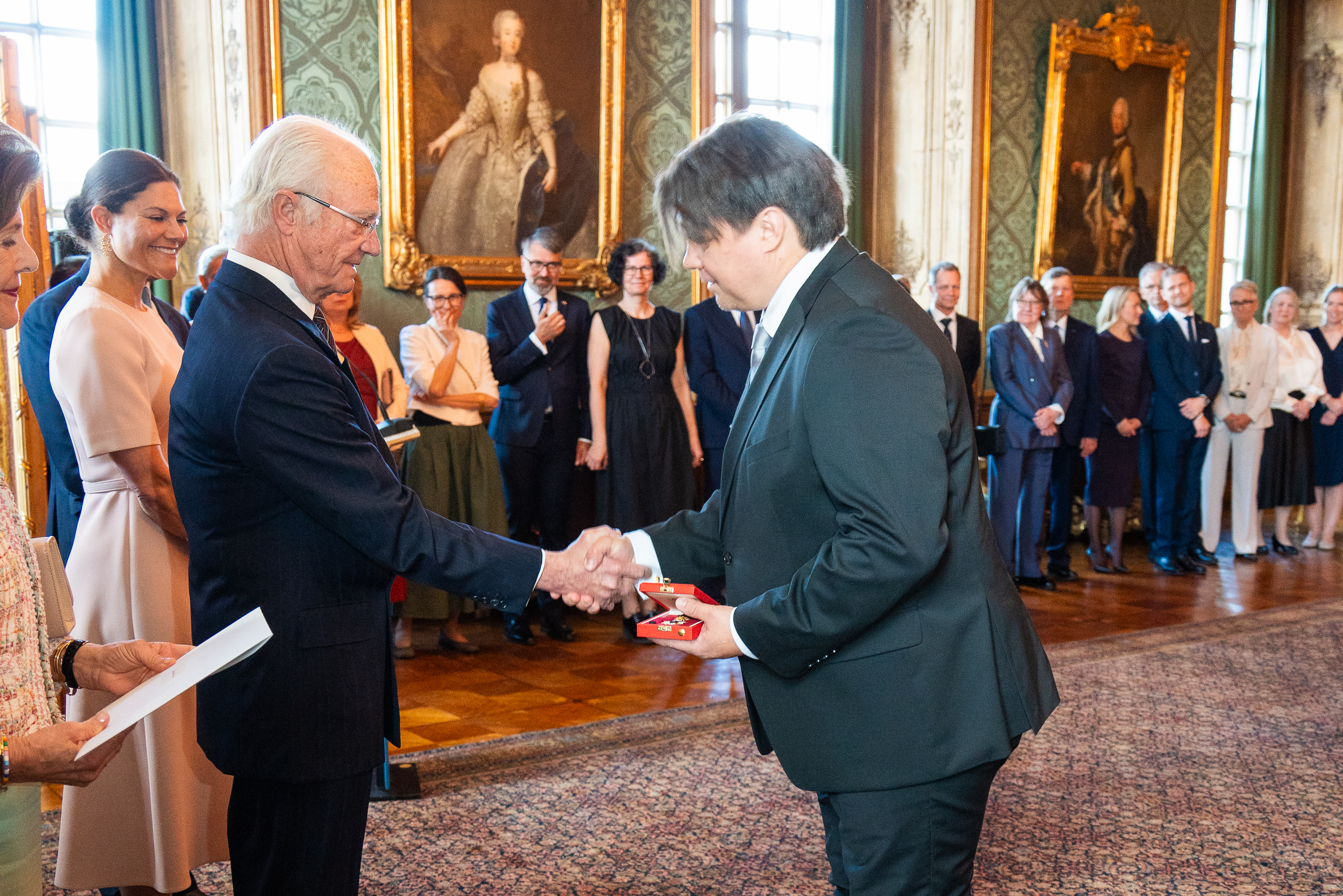 Kungen överlämnar orden till honorärkonsul Esa Kärnä
