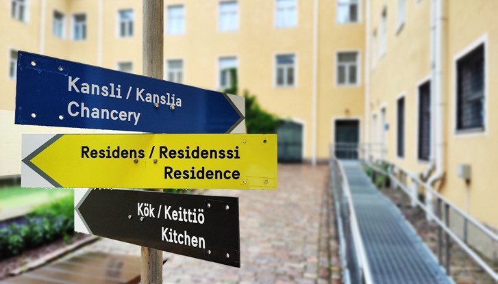 skyltar på ambassadens innergård