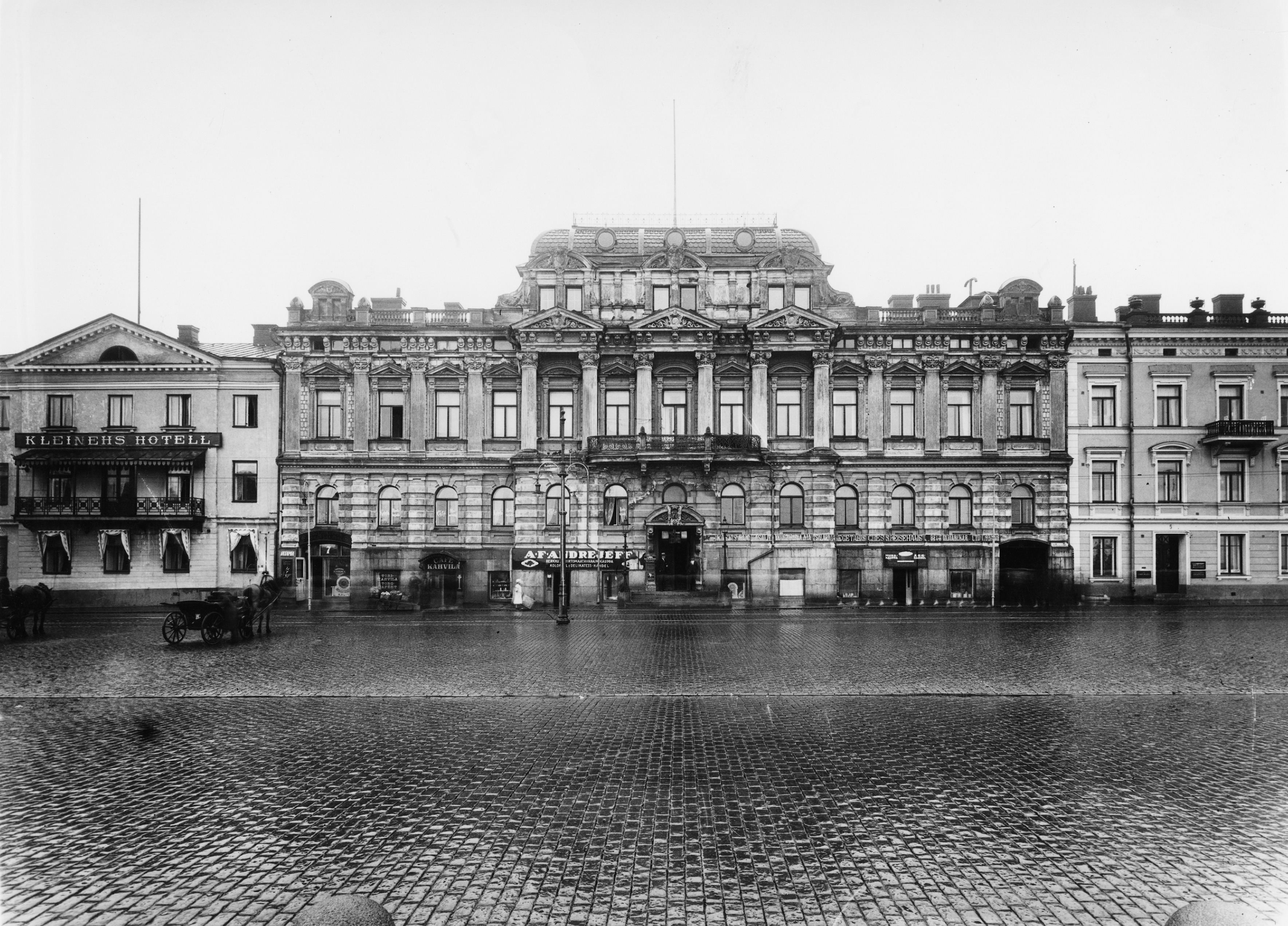 Foto på ambassadfastigheten från 1921.
