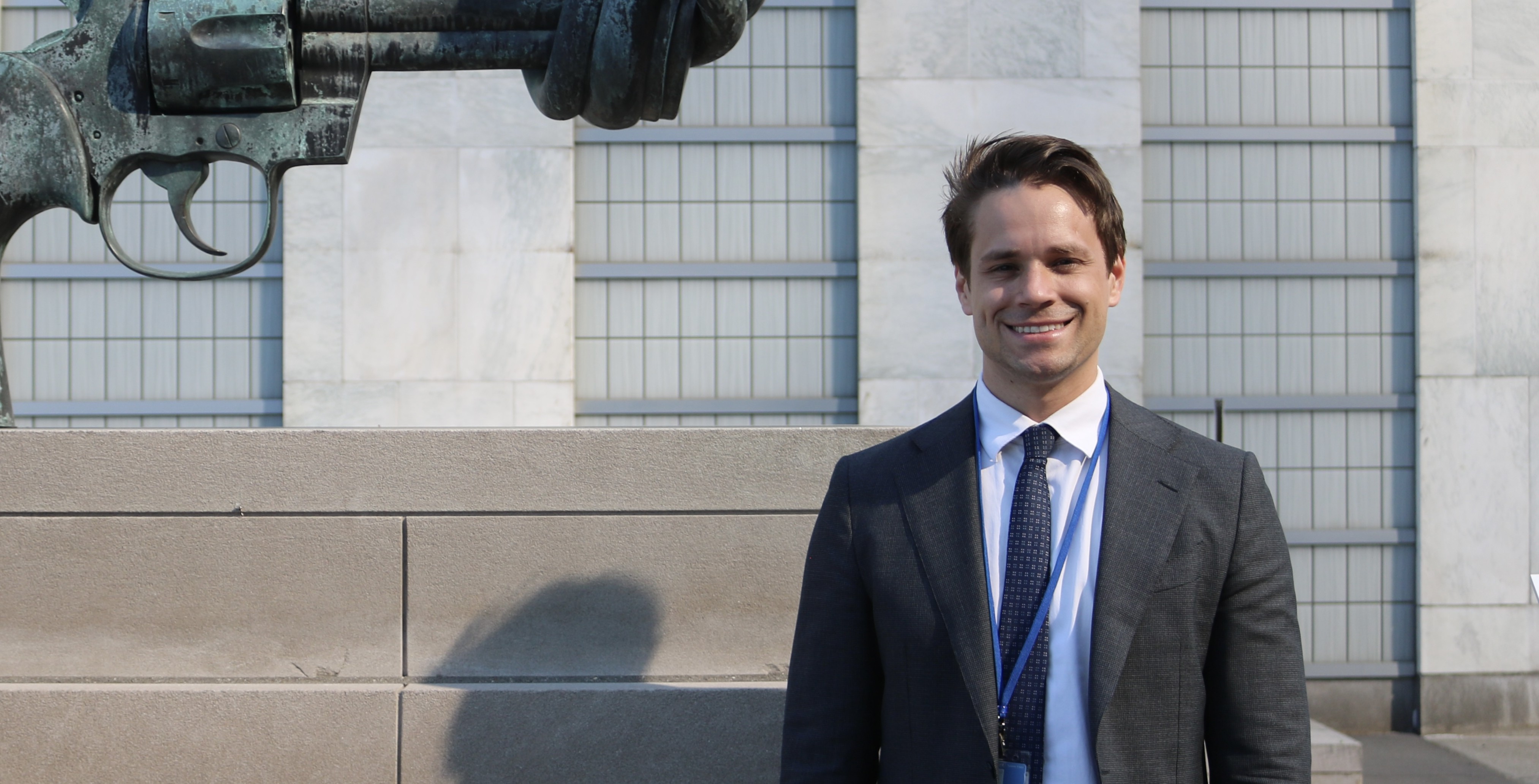 Martin Moks, Junior Professional Officer vid FN:s sekretariat, står framför skulpturen Knotted Gun utanför FN:s högkvarter i New York.
