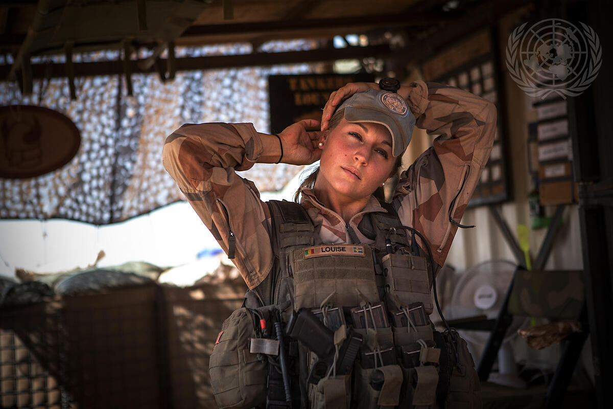 Kvinnlig svensk soldat i Mali fixar till håret under sin FN-keps.