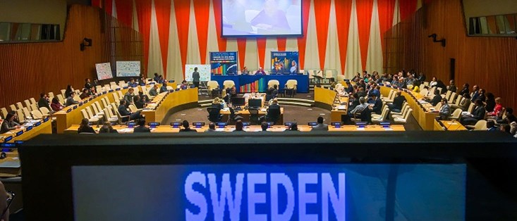 Svenska skylten i närbild från FN's ECOSOC-sal i New York