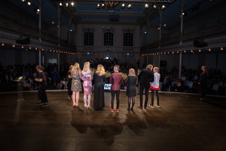 Ungdomar på en scen under prisceremonin för Ungt Kuragepriset.