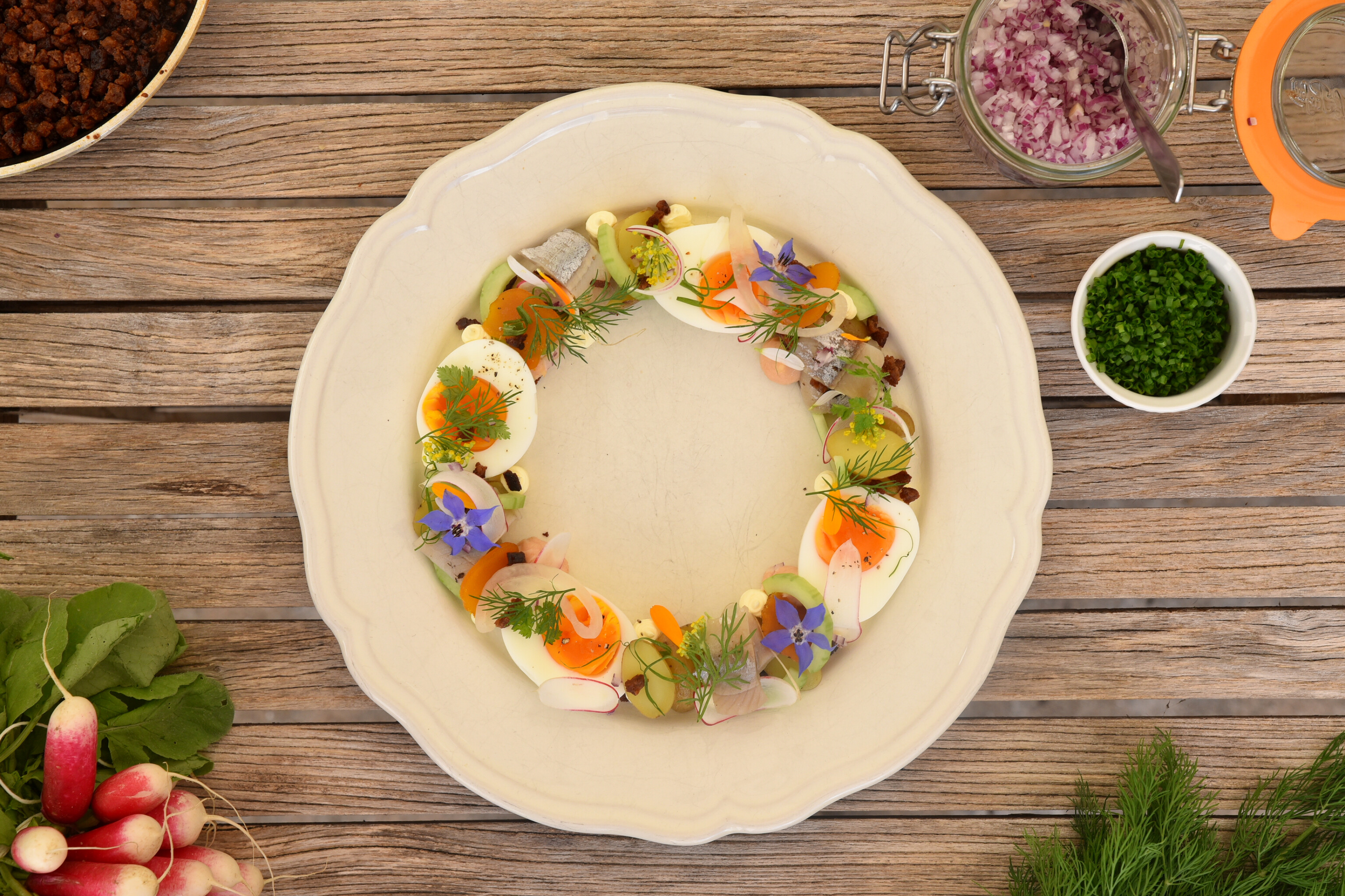 Une sillkrans, couronne de hareng sur du pain kavring