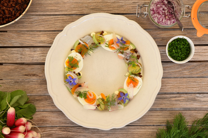 Une sillkrans, couronne de hareng sur du pain kavring