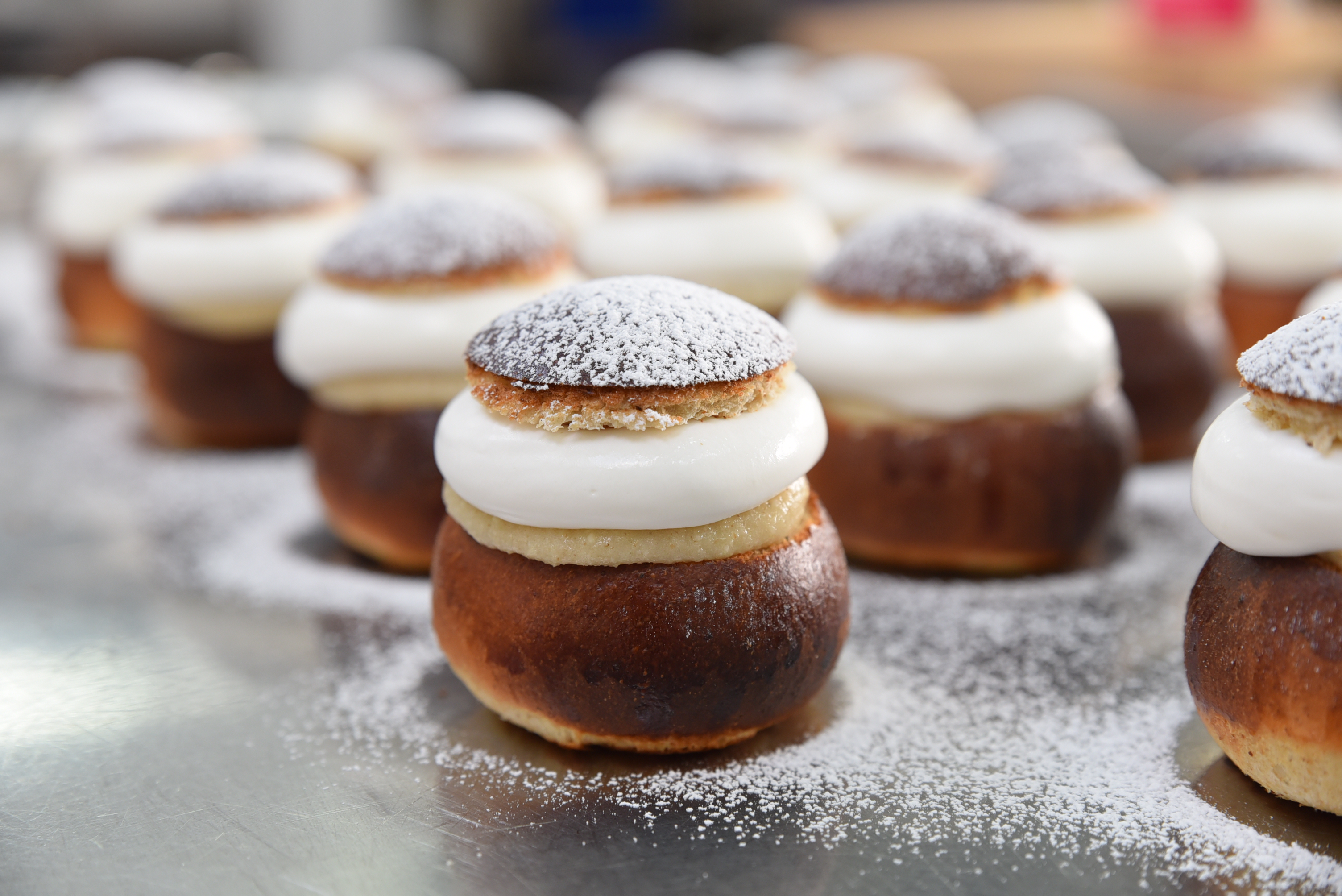 Des "semla", brioches à la cardamone fourrées avec de la crème suédoises.