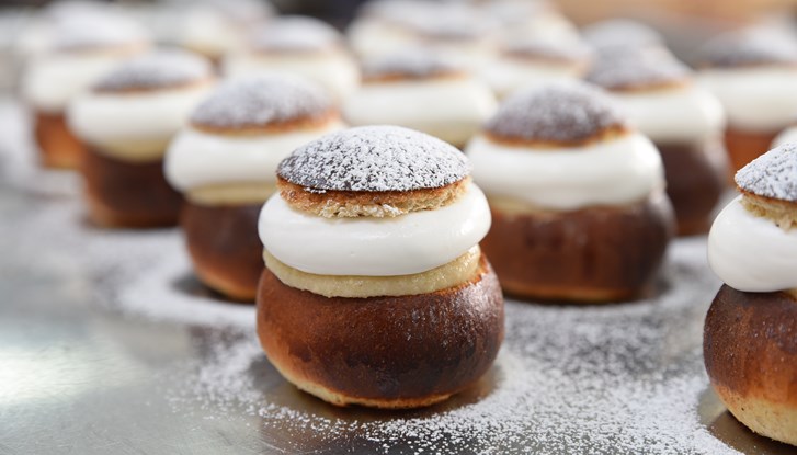 Des "semla", brioches à la cardamone fourrées avec de la crème suédoises.