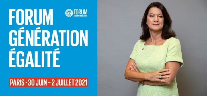 La ministre suédoise des Affaires étrangères Ann Linde et le logo du Forum Génération Égalité