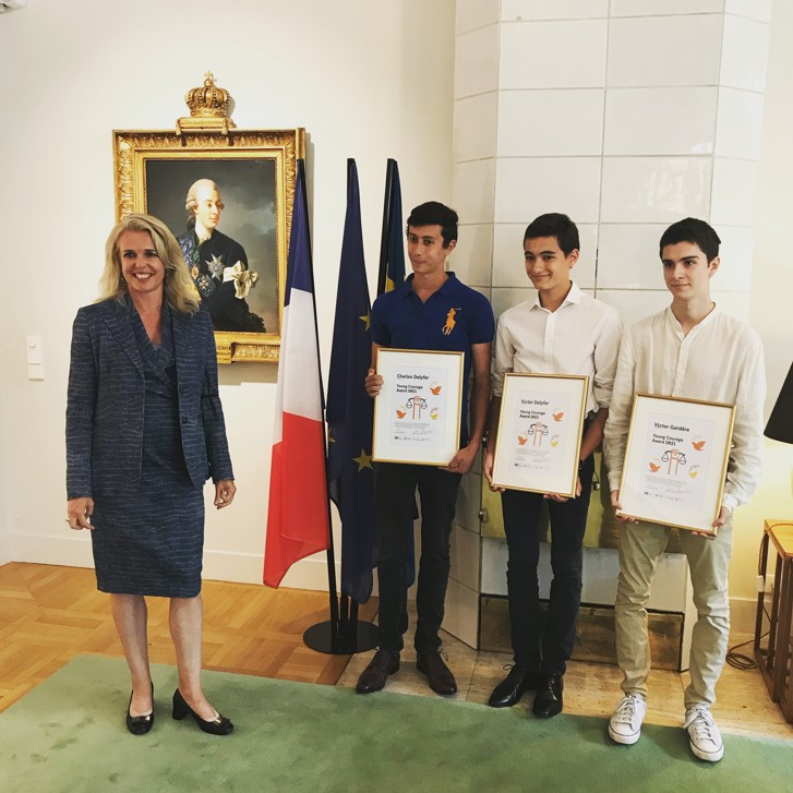 La conseillère de presse de l'ambassade de Suède en France avec les trois lauréats du prix Young Courage Award.