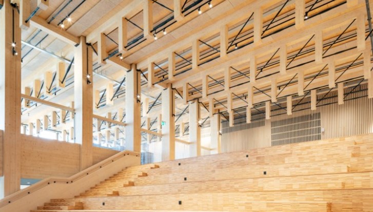 Sara Culture House, un intérieur entièrement en bois clair