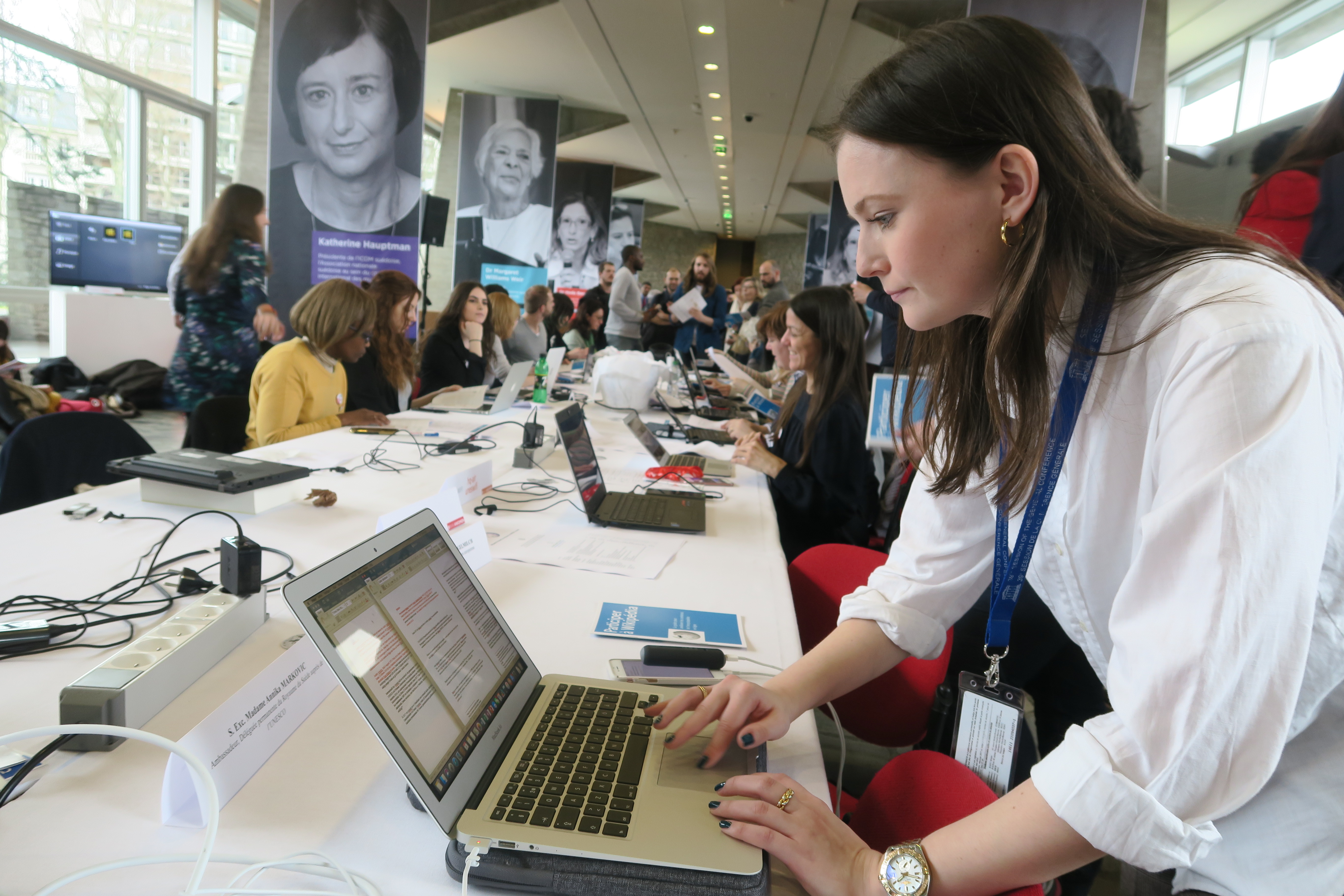 Femme écrivant sur un ordinateur au QG de l'Unesco, lors de WikiGap organisé en 2018.