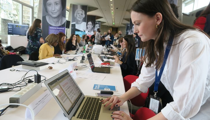 Femme écrivant sur un ordinateur au QG de l'Unesco, lors de WikiGap organisé en 2018.