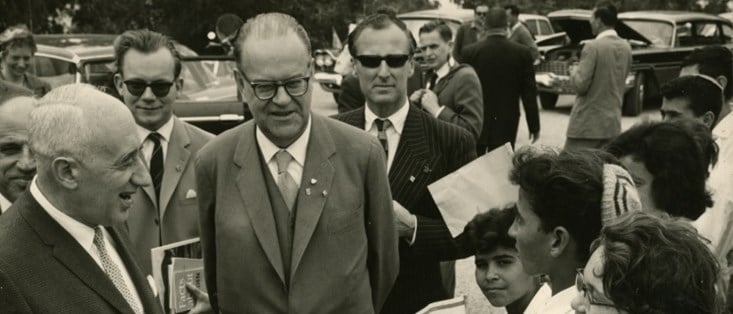 Statsminister Tage Erlander på besök i Israel år 1962. Olof Palme, som efterträdde Erlander är synlig i bakgrunden.