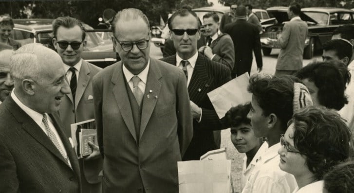 Statsminister Tage Erlander på besök i Israel år 1962. Olof Palme, som efterträdde Erlander är synlig i bakgrunden.