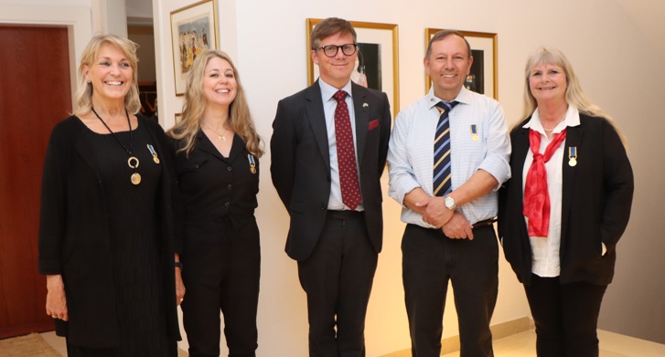 Fyra medarbetare vid ambassaden tilldelades utrikesförvaltningens förtjänstmedalj