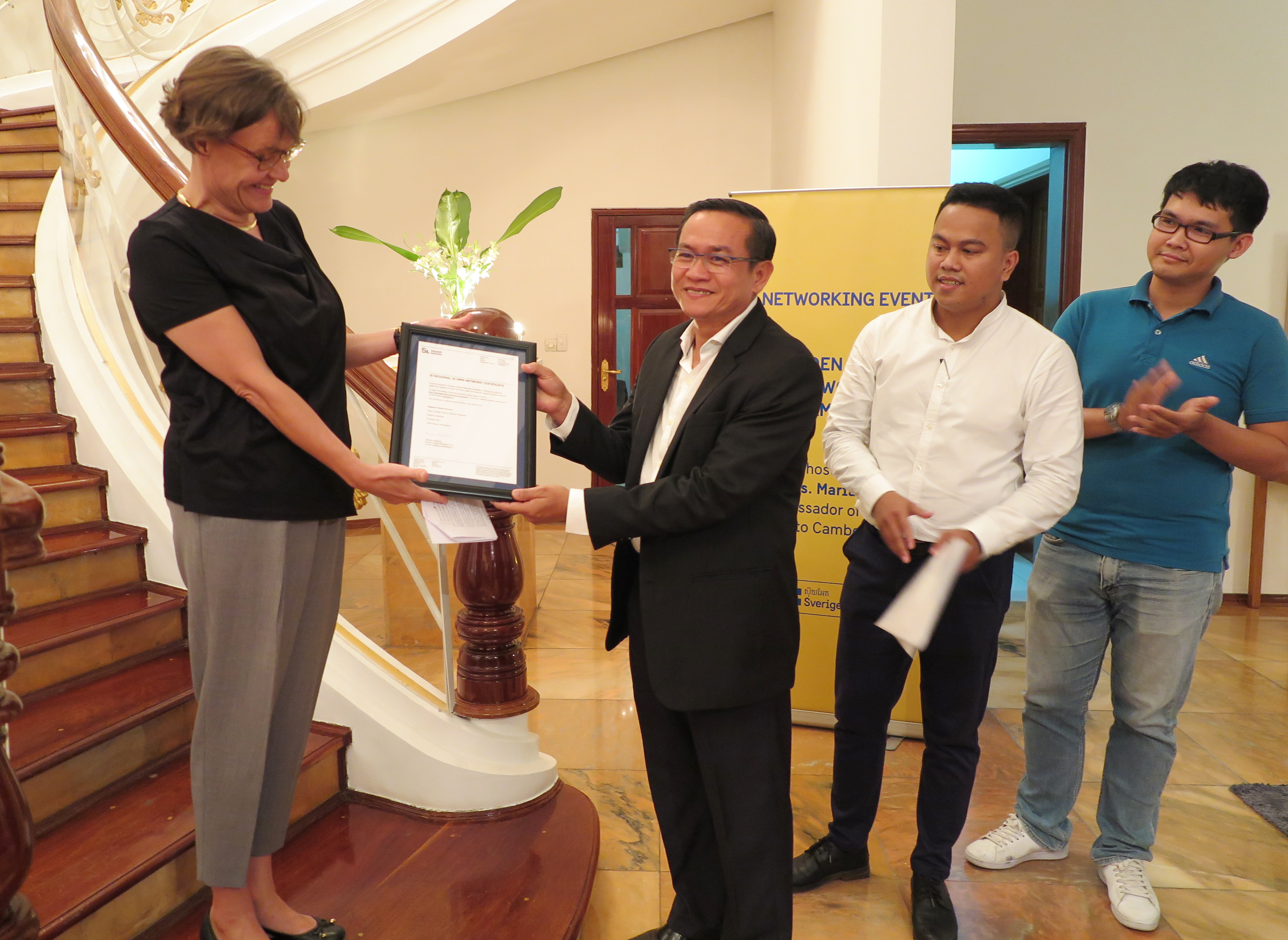 Ambassador hands over the certificate of recognition to new board management of Sweden Alumni Network. Ambassador Maria handed over a certificate of recognition from the Swedish Institute (SI) to the new board management of the network for now being formally recognized as one of 36 certified Swedish alumni networks around the world.