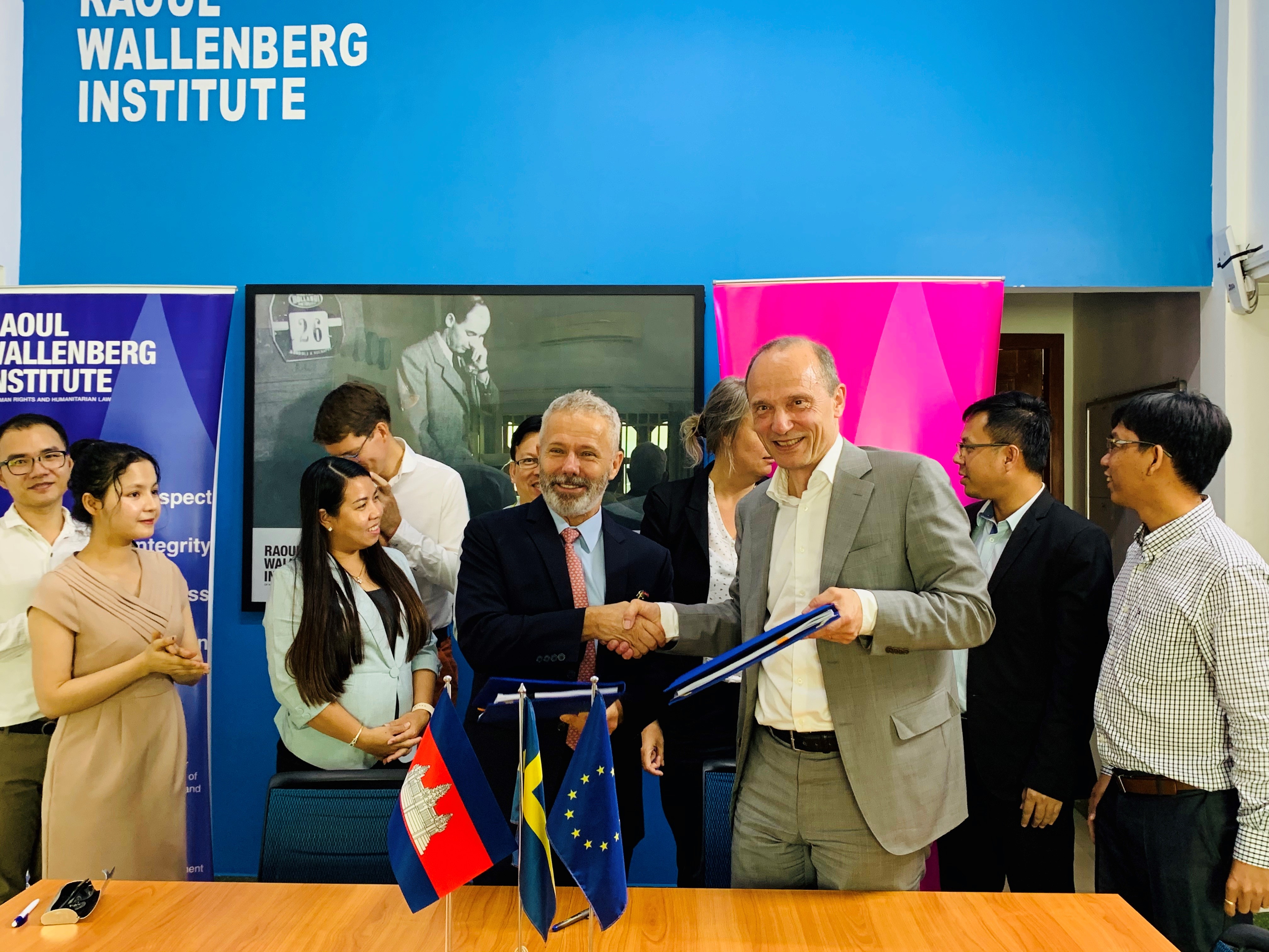 Mr. Samuel Hurtig (left), Head of Development Cooperation, exchanged contract with Mr. Morten Kjaerum, Director of RWI.