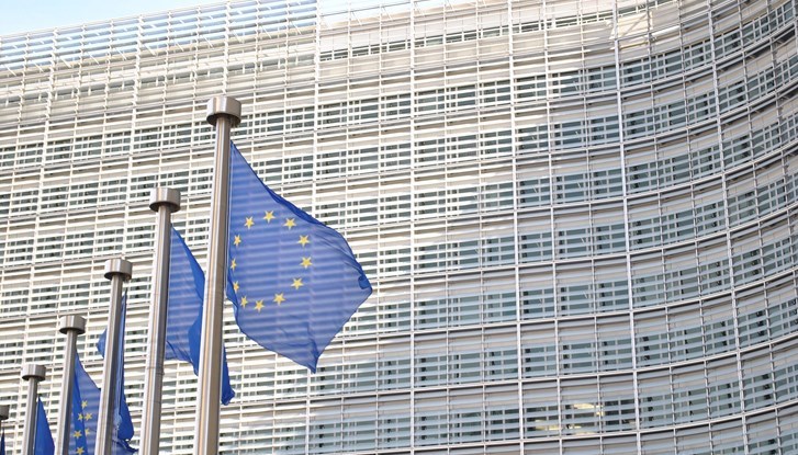 EU-flags waving