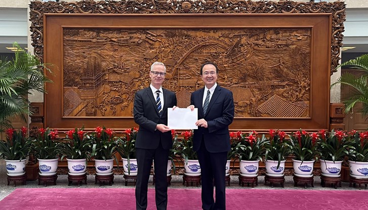 Ambassadör Per Augustsson överlämnar en kopia av sina kreditivbrev till generaldirektören för protokollavdelningen vid det kinesiska utrikesministeriet, Hong Lei.