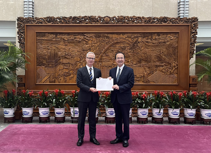 Ambassadör Per Augustsson överlämnar en kopia av sina kreditivbrev till generaldirektören för protokollavdelningen vid det kinesiska utrikesministeriet, Hong Lei.