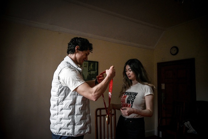 Nils van der Poel giving his gold medal to Angela Gui