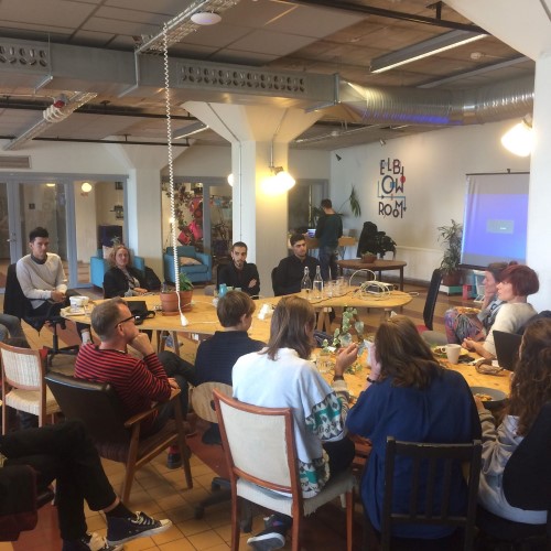 Une presentation de L'blend par Youness Idihoum et Aimane Idhajji avec un groupe de partenaires à STPLN, Malmö.