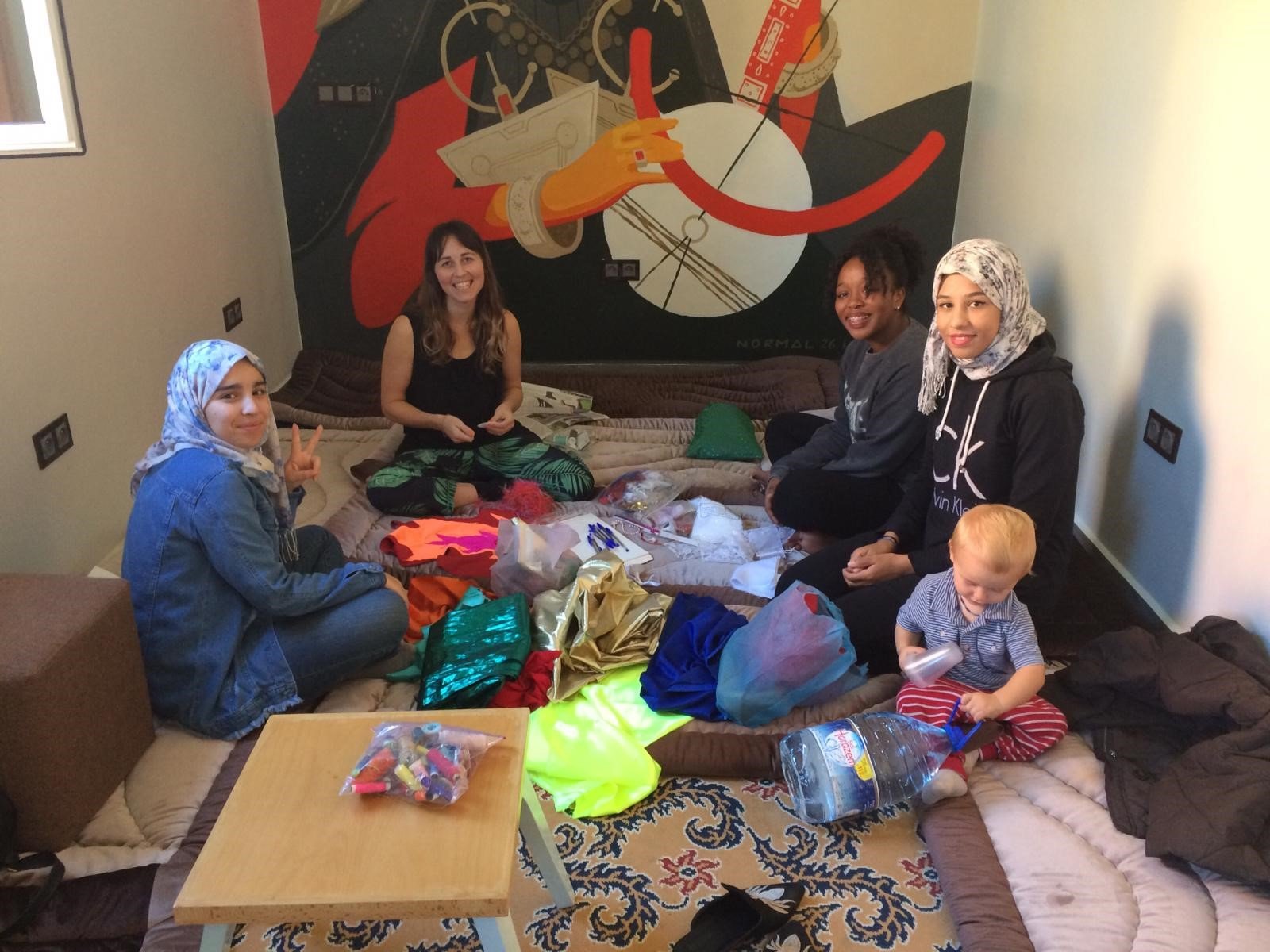 Activité en DIY par Isabel Theselius à L'blend, Tiznit pendant sa visite au Maroc avec autres 5 artistes en Decembre 2018. Photo: Ossian Theselius