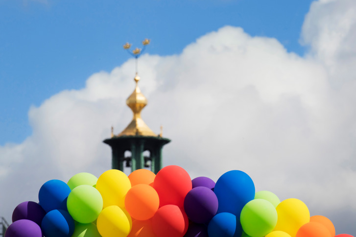 Photo of balloons in rainbow coulor