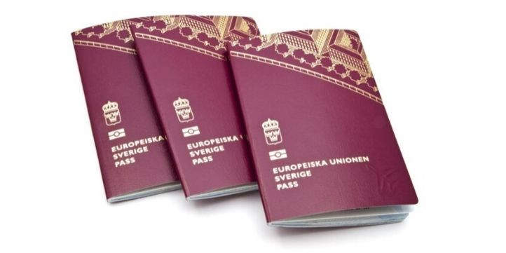 Bild av tre svenska pass